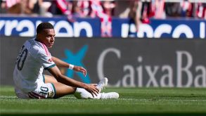 كيليان مبابي نجم ريال مدريد يمسك بالكرة الذهبية