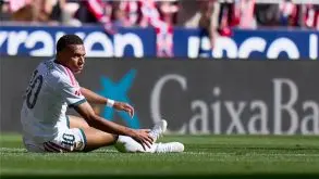 كيليان مبابي نجم ريال مدريد يمسك بالكرة الذهبية
