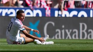 كيليان مبابي نجم ريال مدريد يمسك بالكرة الذهبية
