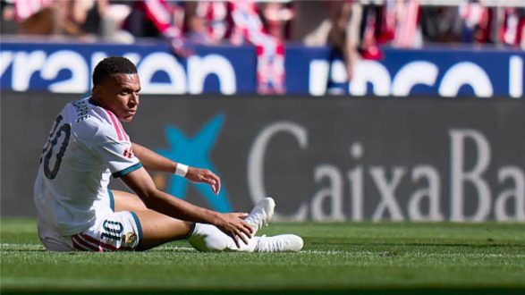 كيليان مبابي نجم ريال مدريد يمسك بالكرة الذهبية