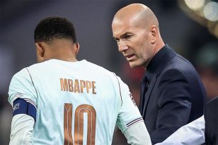 كيليان مبابي يمسك بساقه مصابًا أثناء مباراة لمنتخب فرنسا