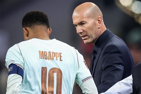 كيليان مبابي يمسك بساقه مصابًا أثناء مباراة لمنتخب فرنسا