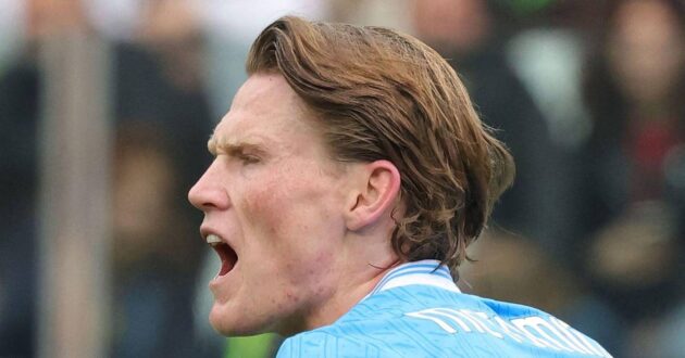 لاعب كرة القدم سكوت ماكتوميناي يرتدي قميص نابولي