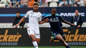 لاعب كرة القدم المصري محمد عبد المنعم يرتدي قميص نادي نيس الفرنسي