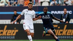 لاعب كرة القدم المصري محمد عبد المنعم يرتدي قميص نادي نيس الفرنسي