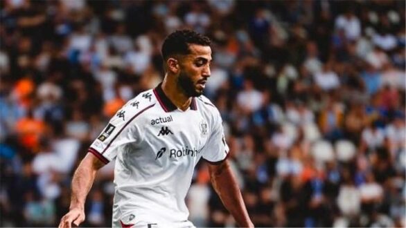 محمد عبد المنعم لاعب نيس يحتفل بعد مباراة في الدوري الفرنسي