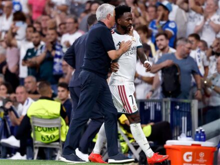 جوزيه مورينيو مدرب ريال مدريد يتحدث في مؤتمر صحفي