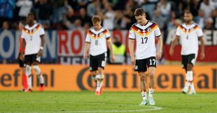 لاعبو منتخب ألمانيا لكرة القدم يشعرون بالإحباط بعد خسارة مباراة في دوري الأمم الأوروبية