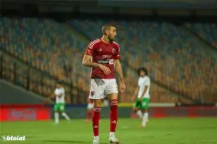 لاعب كرة القدم عمر كمال عبد الواحد يرتدي قميص النادي الأهلي