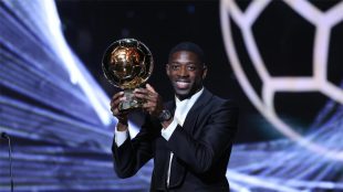 عثمان ديمبلي لاعب باريس سان جيرمان يرفع جائزة الكرة الذهبية