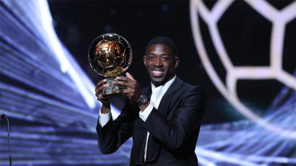 عثمان ديمبلي لاعب باريس سان جيرمان يرفع جائزة الكرة الذهبية
