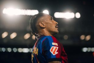 لاعب برشلونة رافينها يحتفل بتسجيل هدف