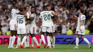 لاعبو ريال مدريد يحتفلون بهدف خلال مباراة ضد ريال بيتيس