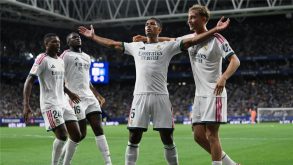 لاعبو ريال مدريد يحتفلون بهدف خلال مباراة في الدوري الإسباني