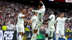 لاعبو ريال مدريد يتدربون في الملعب