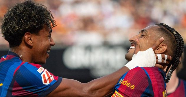 لاعبو ريال مدريد وبرشلونة يتنافسون على الكرة في مباراة بالدوري الإسباني