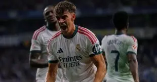 لاعب ريال مدريد كارلوس إسبي يحتفل بتسجيل هدف الفوز في مرمى إلتشي