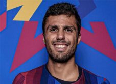 لاعب برشلونة رودري يتدرب مع الفريق