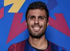 لاعب برشلونة رودري يتدرب مع الفريق
