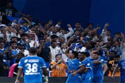 لاعبو الهلال يحتفلون بتسجيل هدف في مرمى الأهلي