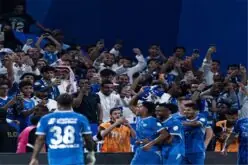 لاعبو الهلال يحتفلون بتسجيل هدف في مرمى الأهلي
