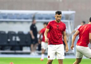 لاعب كرة القدم المصري محمود حسن تريزيجيه يمسك بفخذه الأيمن أثناء تعرضه لإصابة في مباراة بالدوري السعودي