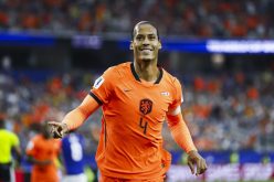 صورة لفيرجيل فان دايك مدافع منتخب هولندا يتحدث في مؤتمر صحفي