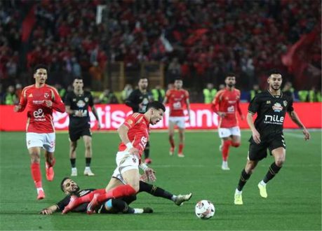 صورة تجمع بين شعاري الأهلي والزمالك مع تعليق "قمة الدوري المصري"