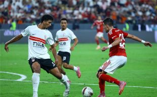 صورة لحكم كرة قدم يدير مباراة بين الأهلي والزمالك
