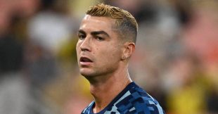 لاعبو النصر والديرعية في الملعب قبل المباراة