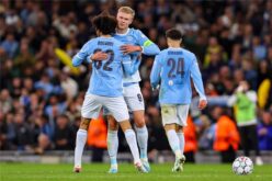 لاعب كرة القدم أيوب بوعدي يركض بالكرة خلال مباراة بين مانشستر سيتي وباريس سان جيرمان