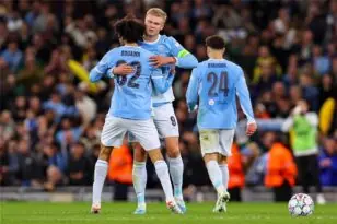 لاعب كرة القدم أيوب بوعدي يركض بالكرة خلال مباراة بين مانشستر سيتي وباريس سان جيرمان