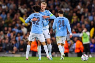 لاعب كرة القدم أيوب بوعدي يرتدي قميص مانشستر سيتي خلال مباراة ضد باريس سان جيرمان