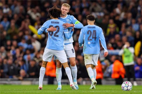 لاعب كرة القدم أيوب بوعدي يرتدي قميص مانشستر سيتي خلال مباراة ضد باريس سان جيرمان