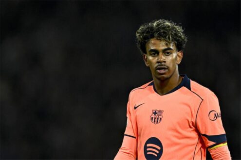 لاعبو برشلونة يحتفلون بهدف خلال مباراة ضد باريس سان جيرمان