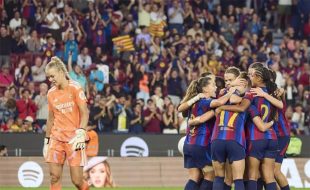 لاعبة برشلونة للسيدات تحتفل بهدف في مرمى ريال مدريد للسيدات
