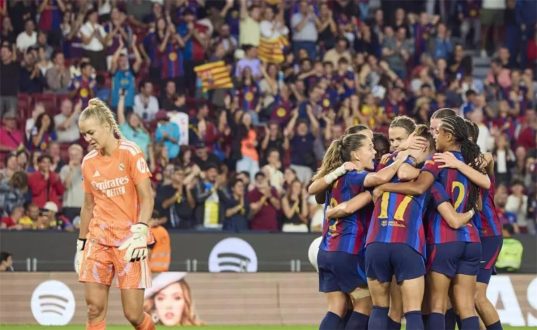 لاعبة برشلونة للسيدات تحتفل بهدف في مرمى ريال مدريد للسيدات