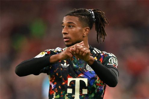 لاعب بايرن ميونخ مايكل أوليس يركض بالكرة