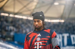 لاعب بايرن ميونخ مايكل أوليس يركض بالكرة