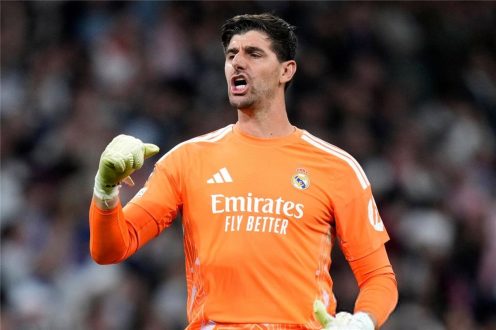 تيبو كورتوا حارس مرمى ريال مدريد يحتفل بالفوز