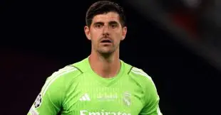 حارس مرمى ريال مدريد تيبو كورتوا يحتفل بتصدي رائع
