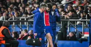 لاعب باريس سان جيرمان خاتشيفا كفاراتسخيليا يعبر عن حزنه بعد إصابته