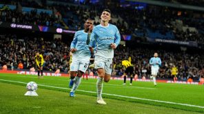 فيل فودين يحتفل بتسجيل أحد أهدافه الثلاثة في مباراة مانشستر سيتي ضد أيك أثينا