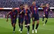 صورة تجمع شعارات أندية برشلونة وجالطة سراي وأتلتيكو مدريد ومانشستر يونايتد مع خلفية لملاعب كرة القدم