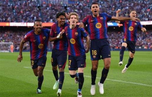 صورة تجمع شعارات أندية برشلونة وجالطة سراي وأتلتيكو مدريد ومانشستر يونايتد مع خلفية لملاعب كرة القدم