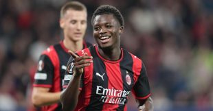 لاعب ميلان ألفادجو سيسيه يحتفل بتسجيل هدف في مباراة ضد ريد بول سالزبورغ