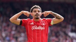 لاعب نوتنغهام فورست مورجان جيبس وايت يعبر عن خيبة أمله بعد مباراة