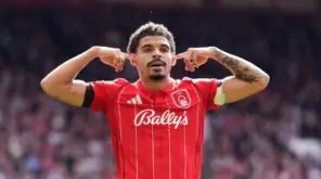 لاعب نوتنغهام فورست مورجان جيبس وايت يعبر عن خيبة أمله بعد مباراة