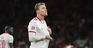 لاعبو منتخب هولندا يحتفلون بهدف في دوري الأمم الأوروبية