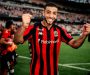 لاعب كرة القدم محمد عبد المنعم يرتدي قميص نادي نيس الفرنسي